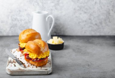 Çırpılmış yumurta ile kahvaltı sandviç