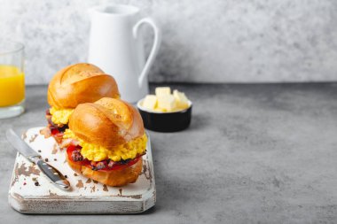 Çırpılmış yumurta ile kahvaltı sandviç