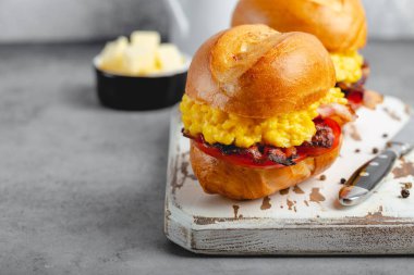 Çırpılmış yumurta ile kahvaltı sandviç