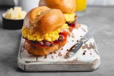 Çırpılmış yumurta ile kahvaltı sandviç