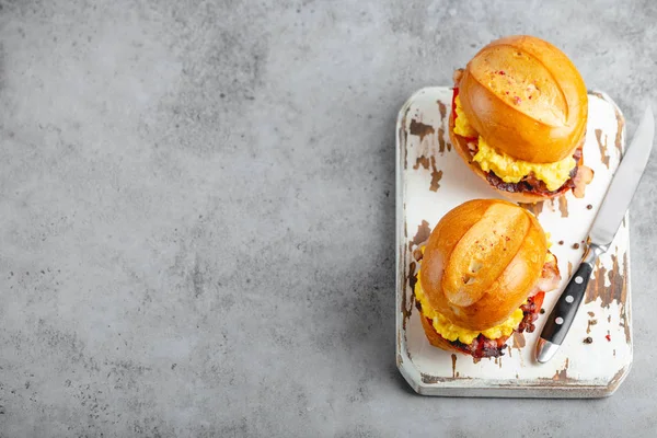 Çırpılmış yumurta ile kahvaltı sandviç