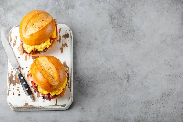 Çırpılmış yumurta ile kahvaltı sandviç