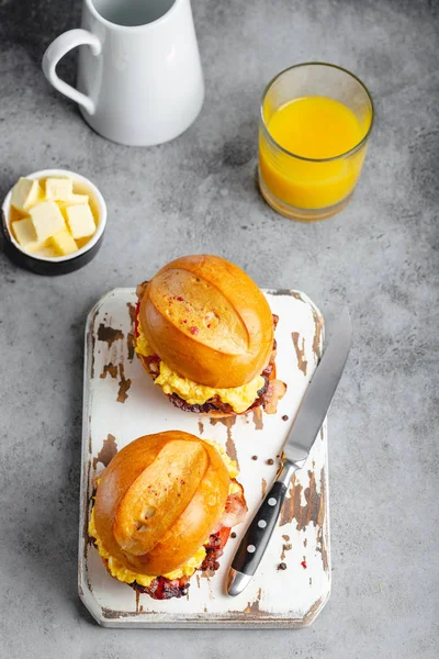 Çırpılmış yumurta ile kahvaltı sandviç