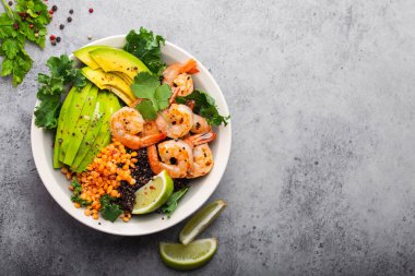 Karides ve avokado salatası.