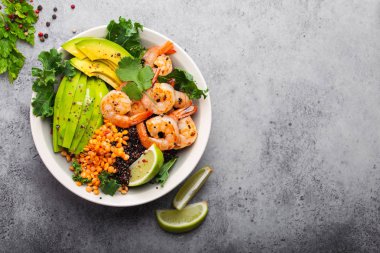 Karides ve avokado salatası.