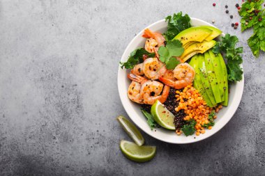 Karides ve avokado salatası.