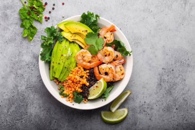 Karides ve avokado salatası.