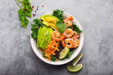 Karides ve avokado salatası.