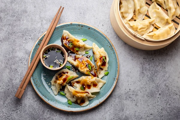 Albóndigas asiáticas en plato azul — Foto de Stock