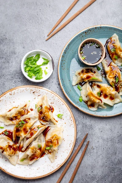 Dos platos con albóndigas asiáticas — Foto de Stock