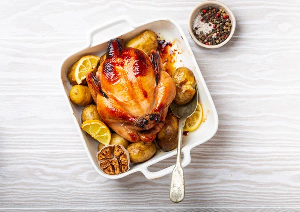 Baked whole chicken — Stock Photo, Image