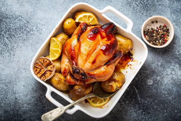 Baked whole chicken — Stock Photo, Image