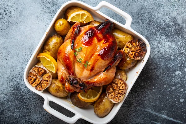 Baked whole chicken — Stock Photo, Image