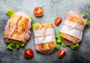 Öğle yemeği için taze ciabatta sandviç