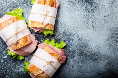 Öğle yemeği için taze ciabatta sandviç