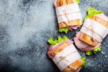 Öğle yemeği için taze ciabatta sandviç