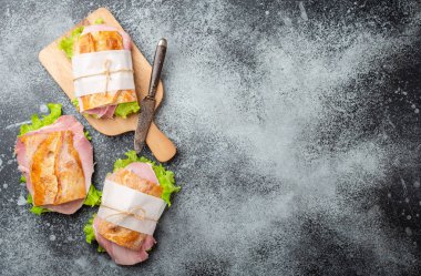 Öğle yemeği için taze ciabatta sandviç