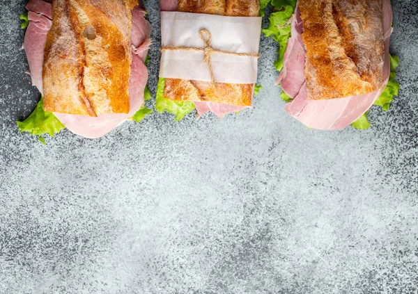 Sanduíches de ciabatta frescos para o almoço — Fotografia de Stock