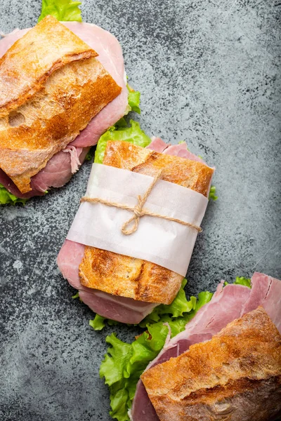 Sanduíches de ciabatta frescos para o almoço — Fotografia de Stock