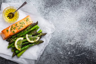 Kızarmış somon ve yeşil kuşkonmaz.