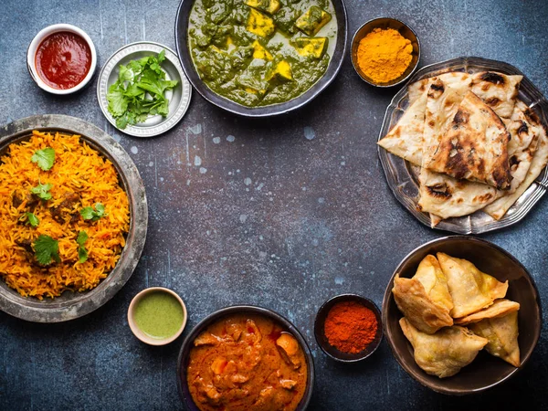 Pratos e lanches indianos autênticos — Fotografia de Stock