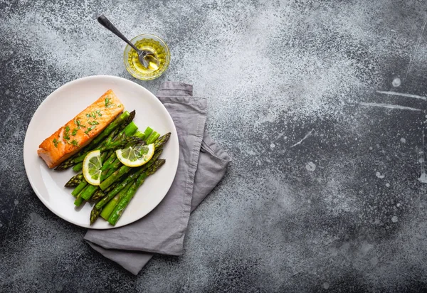 Gegrillter Lachs mit grünem Spargel — Stockfoto