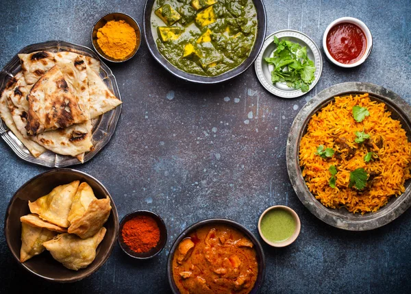 Pratos e lanches indianos autênticos — Fotografia de Stock