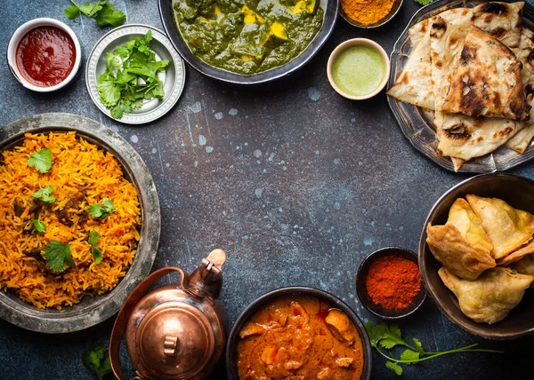 Pratos e lanches indianos autênticos — Fotografia de Stock