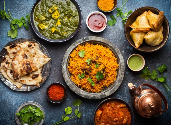 Authentische indische Gerichte und Snacks — Stockfoto