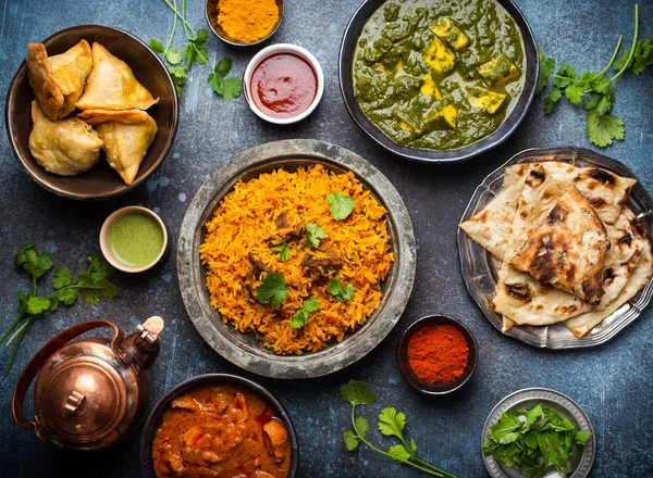 Pratos e lanches indianos autênticos — Fotografia de Stock