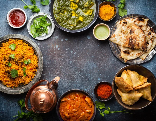 Pratos e lanches indianos autênticos — Fotografia de Stock