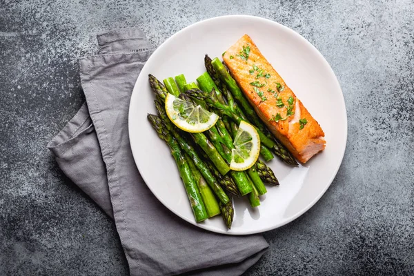 Gegrillter Lachs mit grünem Spargel — Stockfoto