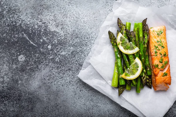 Gegrillter Lachs mit grünem Spargel — Stockfoto