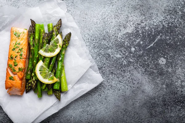 Gegrillter Lachs mit grünem Spargel — Stockfoto