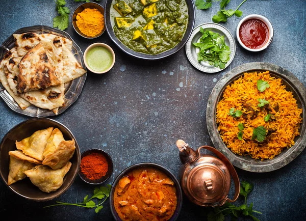 Pratos e lanches indianos autênticos — Fotografia de Stock