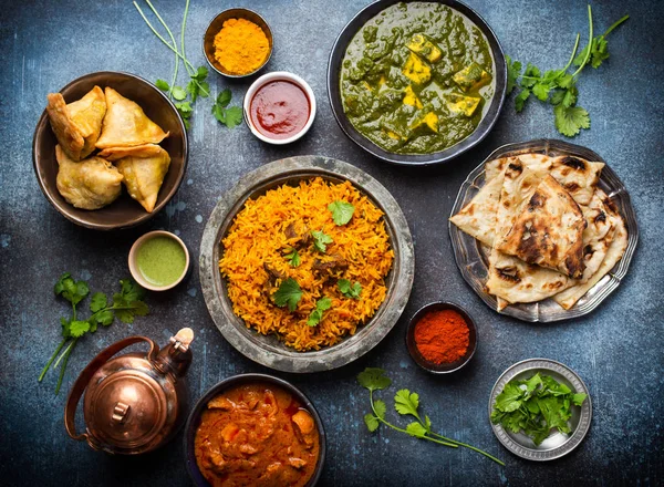 Pratos e lanches indianos autênticos — Fotografia de Stock