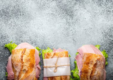 Öğle yemeği için taze ciabatta sandviç