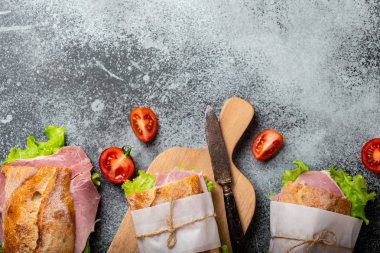 Öğle yemeği için taze ciabatta sandviç