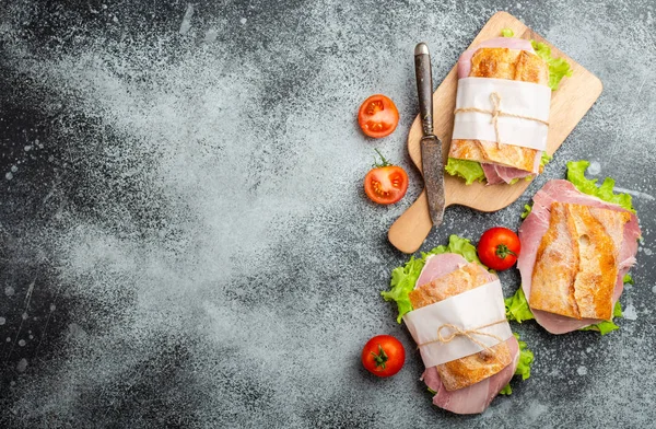 Öğle yemeği için taze ciabatta sandviç