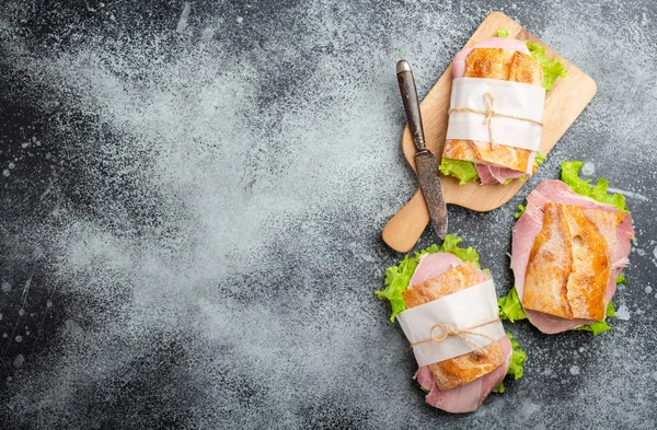 Frische Ciabatta-Sandwiches zum Mittagessen — Stockfoto