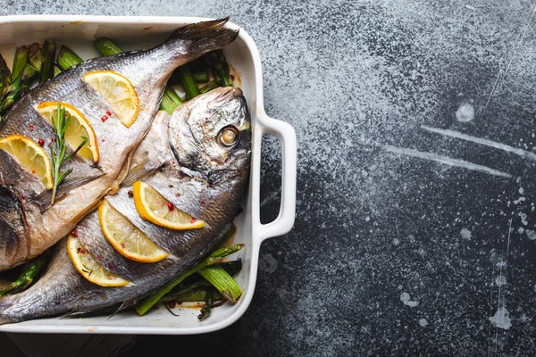 Dorado de poisson cuit avec des asperges — Photo