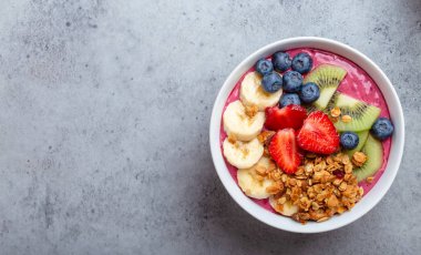 Sağlıklı acai smoothie kase