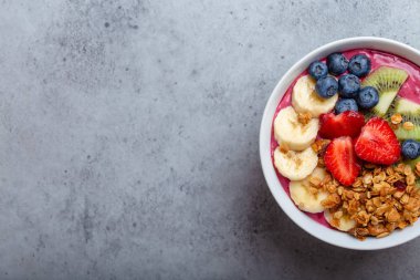 Sağlıklı acai smoothie kase