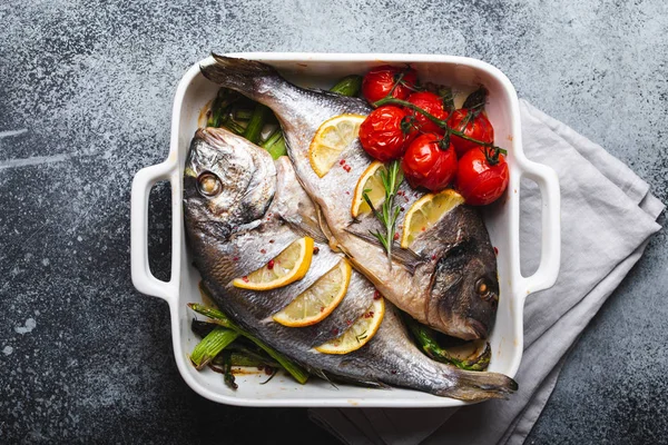 Dorado de poisson cuit avec des asperges — Photo