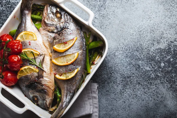 Dorado de poisson cuit avec des asperges — Photo