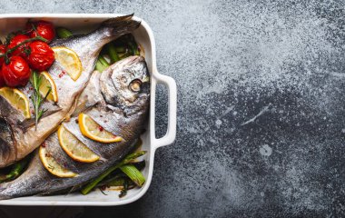 Kuşkonmaz ile pişmiş balık dorado