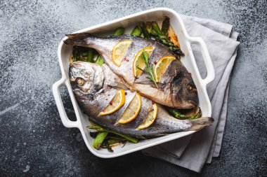 Kuşkonmaz ile pişmiş balık dorado