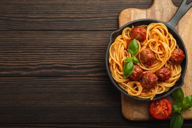 Domates soslu köfteli makarna.