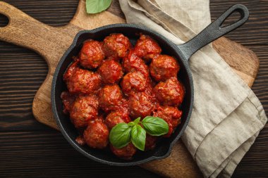 Domates soslu köfte.
