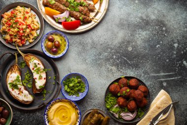 Orta Doğu akşam yemeği masası